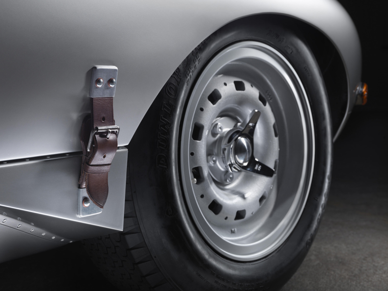 Illustration for article titled Jaguar Brings Back The Lightweight E-Type And It Is Unbelievably Sexy